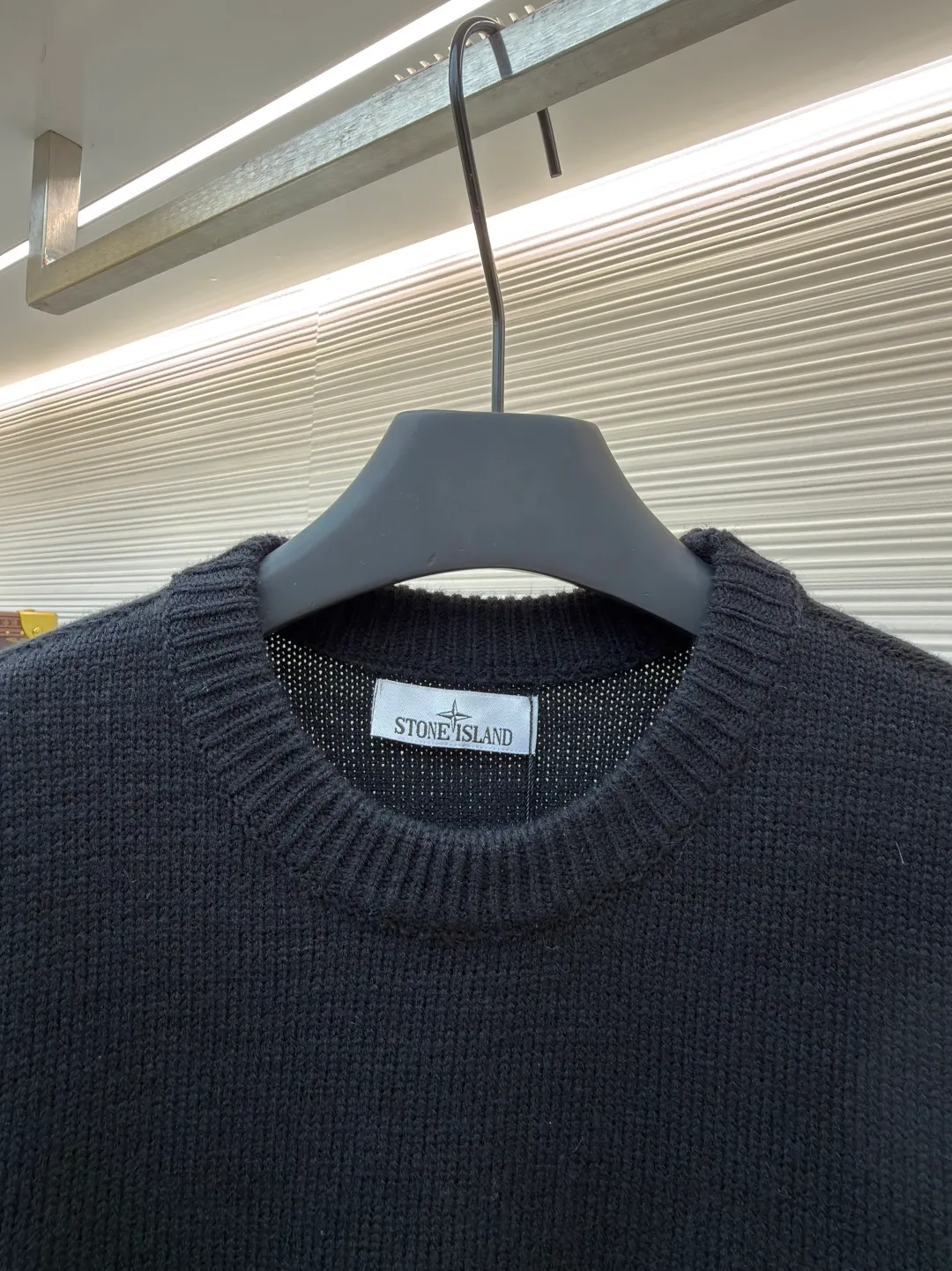 P420 Stonelsland Stone Island arm embroidered logo sweater ●Original version: 3690 purchase and development ●Item number: 1681950-A75 ●Fabric: wool blended fabric ●Technology: knitted ●Color: black ●Version: fitted version ●Weight: about 550 grams ●Size: S-M-L-XL ●Description: Made of 30% wool, 50% cotton, 20% spandex. The arm embroidery logo is made of double-layer soft leather, with embroidery logo technology on the surface and embellishment with the brand logo. Comes with laser engraved metal buttons. Garment washing-fixing color-fixing pattern-removing wool impurities. This style is woven with a 7-needle imported machine, with knitted threads on the neck and hem, and embroidered logos on the arms to present the brand vision. The overall wiring is straight and delicate, the fabric is comfortable and soft, and the color is consistent without color difference. It can be matched with the same style to create a fashionable look and control various occasions. Customized accessories, complete with three standards, same style for men and women!